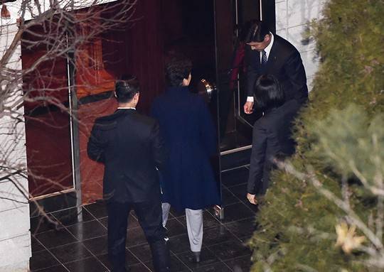 박근혜 전 대통령이 헌법재판소의 탄핵심판 인용으로 파면된지 사흘째인 2017년 3월 12일 박 전 대통령이 서울 삼성동 사저에 들어서고 있다.(공동취재)
