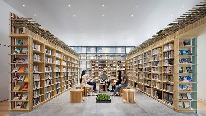 뉴욕코리아센터 도서관(사진제공=스튜디오 엠퍼띠, 프랙시스ⓒ마이클 모런).
