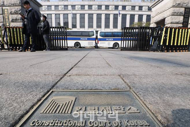 지난 10일 서울 종로구 헌법재판소 앞에서 경찰들이 근무를 서고 있다. (사진=이데일리 이영훈 기자)