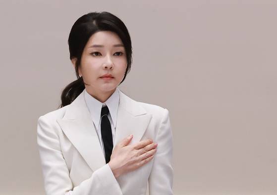 김건희 여사가 지난해 9월 13일 청와대 영빈관에서 열린 '2024 파리 패럴림픽 선수단 격려 오찬'에 참석해 국기에 경례하고 있는 모습. 〈사진=연합뉴스〉