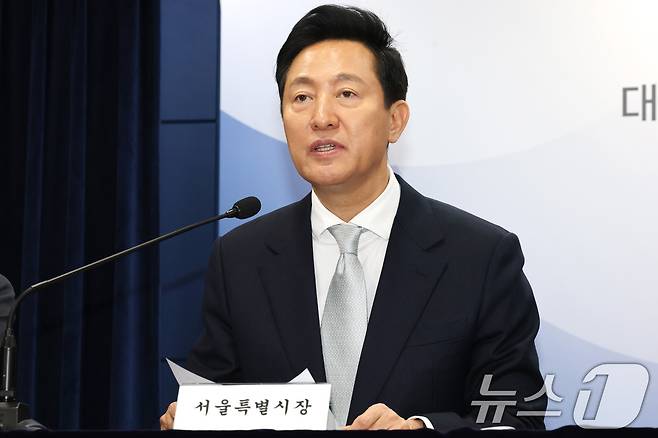 오세훈 서울시장이 19일 서울 종로구 정부서울청사에서 주택시장 안정화 방안 브리핑을 하고 있다. 2025.3.19/뉴스1 ⓒ News1 임세영 기자