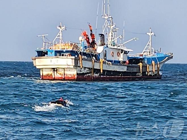 20일 오전 8시28분쯤 제주시 한림읍 비양도 남쪽 해상에서 어선 A호(50톤·서귀포선적)가 좌초됐다가 무사히 회항하는 데 성공했다.(제주해양경찰서 제공. 재판매 및 DB 금지)