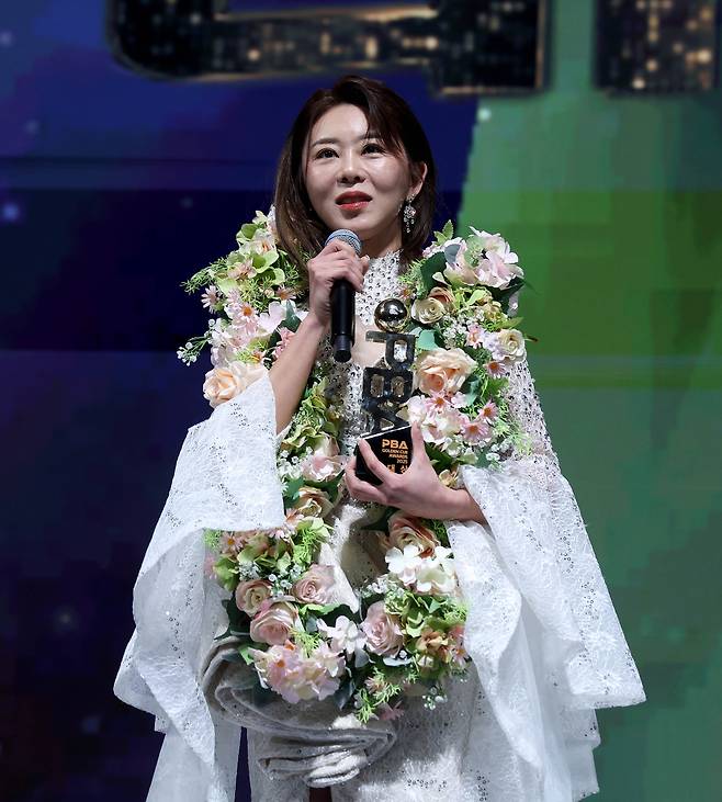 여자 프로당구 김가영이 시상식에서 4관왕을 휩쓸었다.(PBA 제공)