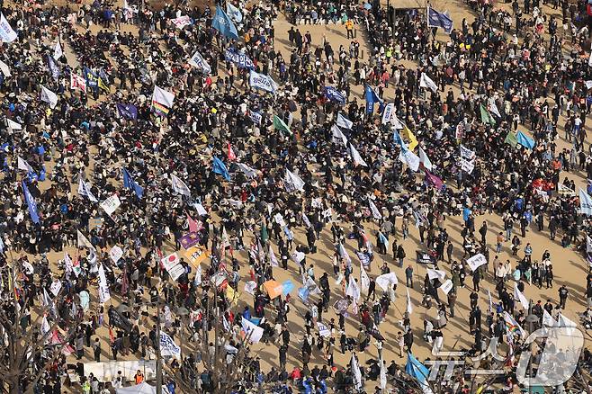 15일 오후 서울 광화문에서 열린 야5당 공동 비상시국 대응을 위한 범국민대회에서 참가자들이 윤석열 대통령 탄핵 인용을 촉구하고 있다. 2025.3.15/뉴스1 ⓒ News1 신웅수 기자