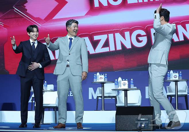 SSG 랜더스 박성한(왼쪽부터), 이숭용 감독, 주장 김광현이 20일 오후 서울 송파구 잠실 롯데호텔 월드에서 열린 신한 SOL Bank 2025 KBO 미디어데이에서 기념 촬영을 하고 있다. 2025.3.20/뉴스1 ⓒ News1 김진환 기자