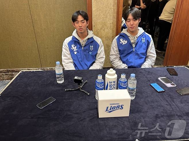 2024시즌 개막 미디어데이 당시 삼성 라이온즈 참가 선수 구자욱(왼쪽)과 원태인. 당시 삼성은 팬들과 미디어로부터 많은 주목을 받지 못했으나, 한국시리즈 준우승 후 올해는 달라진 위상을 경험했다. ⓒ News1 문대현 기자