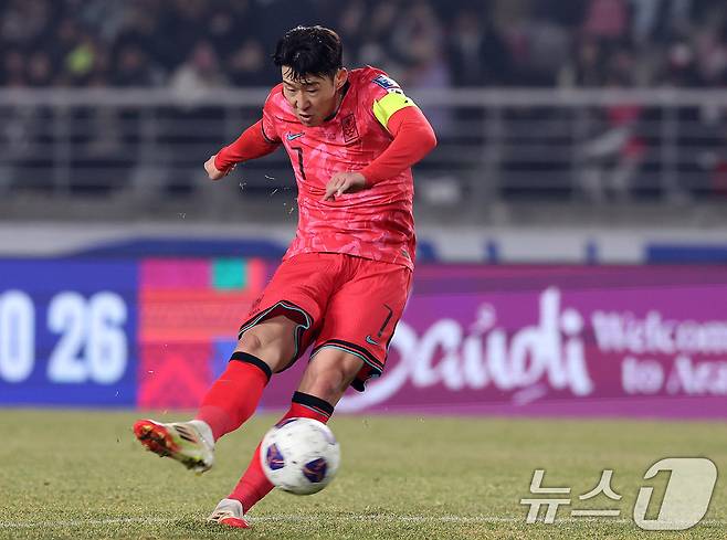 대한민국 손흥민이 20일 오후 경기 고양시 고양종합운동장에서 열린 2026 국제축구연맹(FIFA) 북중미 월드컵 아시아 3차 예선 B조 7차전 대한민국과 오만의 경기 전반전에서 프리킥을 시도하고 있다. 2025.3.20/뉴스1 ⓒ News1 이동해 기자