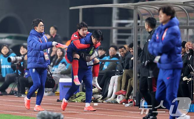 20일 오후 경기 고양시 고양종합운동장에서 열린 2026 국제축구연맹(FIFA) 북중미 월드컵 아시아 3차 예선 B조 7차전 대한민국과 오만의 경기에서 대한민국 이강인이 부상으로 코치진에게 업힌채로 경기장을 나서고 있다. 2025.3.20/뉴스1 ⓒ News1 이승배 기자