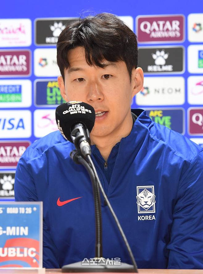 축구대표팀의 손흥민이 취재진의 질문에 답을 하고 있다. 2025. 2. 19.  고양 | 박진업 기자 upandup@sportsseoul.com