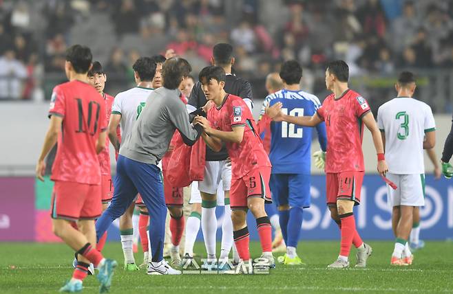 홍명보 감독이 15일 용인 미르스타디움에서 열린 2026 FIFA 북중미 월드컵 아시아 3차 예선 이라크와 경기 후 선수들을 격려하고 있다.  2024. 10. 15. 용인 | 최승섭기자 thunder@sportsseoul.com