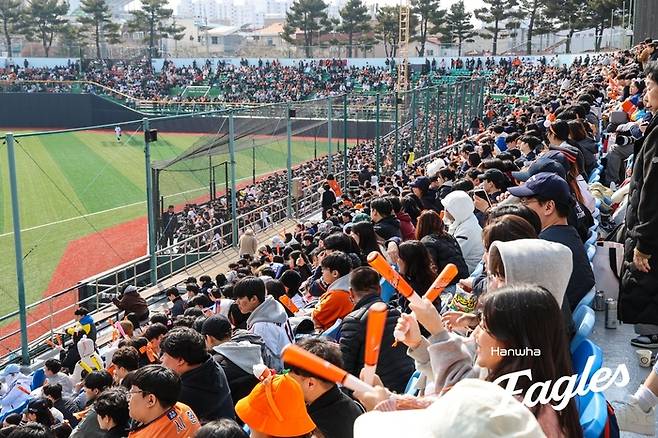 청주구장 환경을 무시한 채 경기 유치를 강요하는 것은 의미가 없다. 가장 중요한 것은 ‘팬이 좋은 환경에서 야구를 즐겨야 한다’ 것이다. 사진 | 한화 이글스