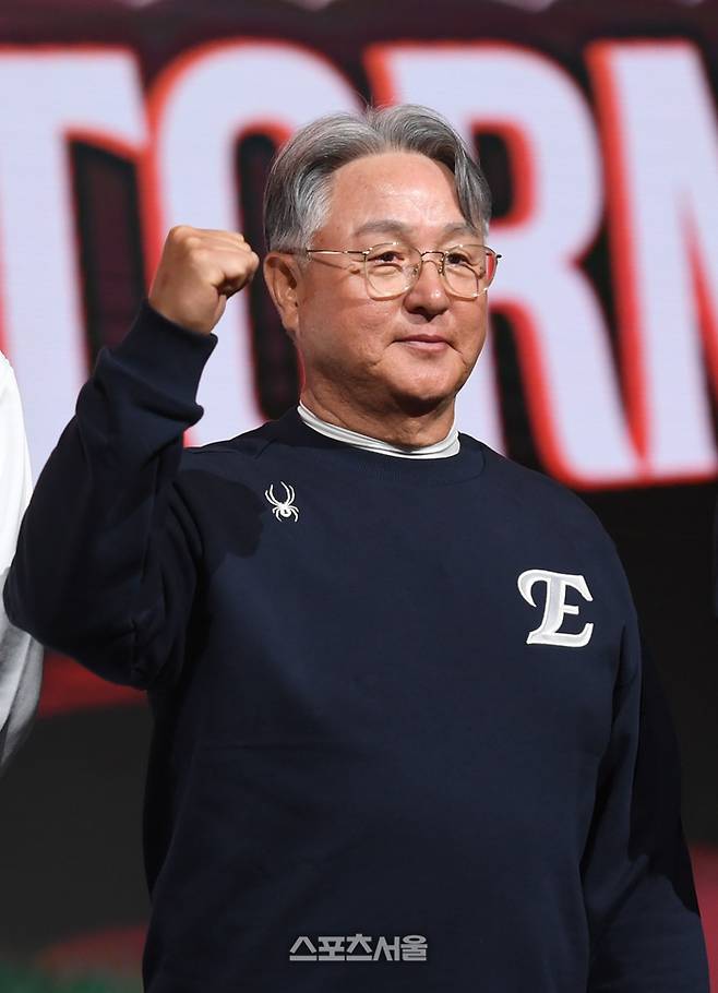 한화 김경문 감독이 20일 서울 잠실 롯데호텔 월드에서 열린 2025 KBO리그 미디어데이에서 포즈를 취하고 있다. 최승섭기자 thunder@sportsseoul.com