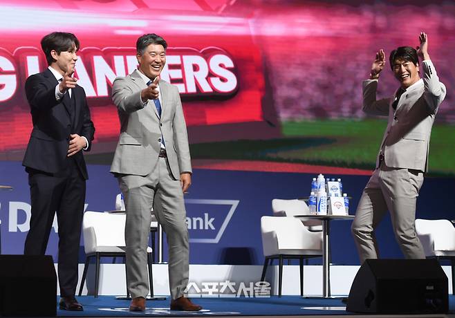 SSG 박성한,이숭용 감독,김광현(왼쪽부터)이 20일 서울 잠실 롯데호텔 월드에서 열린 2025 KBO리그 미디어데이에서 포즈를 취하고 있다. 최승섭기자 thunder@sportsseoul.com