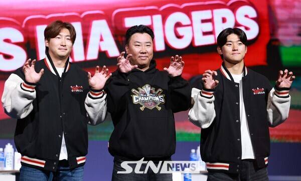 20일 서울 송파구 롯데호텔 월드 크리스탈볼룸에서 열린 2025 신한 SOL Bank KBO 미디어데이에서 KIA 나성범, 이범호 감독, 김도영 선수가 포즈를 취하고 있다. 사진┃뉴시스