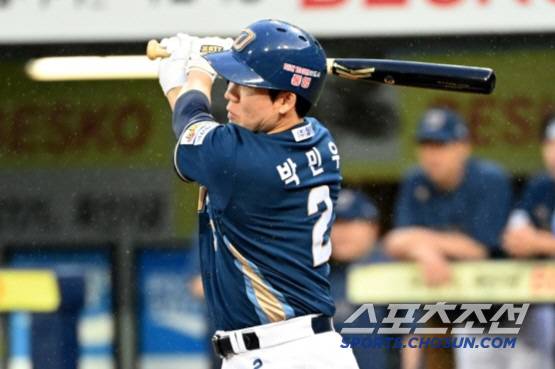 7일 대구 삼성라이온즈파크에서 열린 NC와 삼성의 경기, 4회초 1사 1,2루 NC 박민우가 안타를 치고 있다. 대구=허상욱 기자 wook@sportschosun.com/2024.09.07/