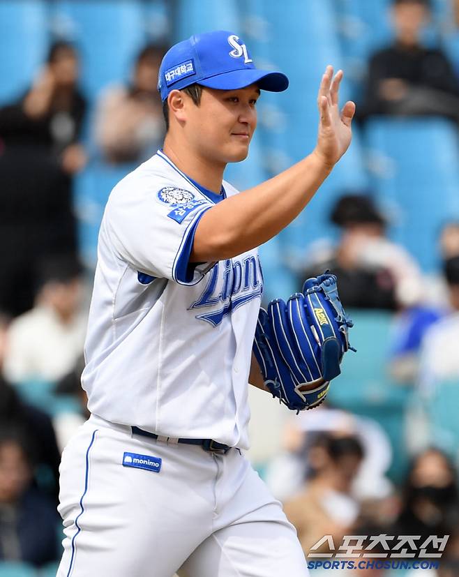 13일 대구 삼성라이온즈파크에서 열린 삼성 라이온즈와 LG 트윈스의 시범경기. 삼성 최원태가 LG 선수들과 인사를 나누고 있다. 대구=박재만 기자 pjm@sportschosun.com/2025.03.13/