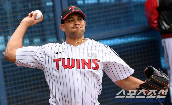 18일 잠실구장에서 열릴 예정이던 KBO리그 LG 트윈스와 NC 다이노스의 시범경기가 강설취소 됐다. LG 치리노스가 불펜 피칭을 하고 있다. 잠실=박재만 기자 pjm@sportschosun.com/2025.03.18/