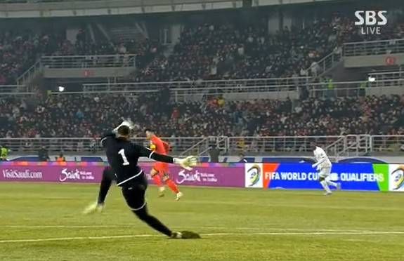 골킥 도중 파인 잔디로 인해 넘어지는 오만 골키퍼. ⓒSBS