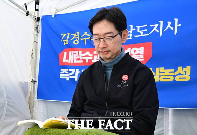 윤석열 대통령의 파면을 촉구하며 11일째 단식 중인 김경수 전 경남도지사가 지난 19일 오후 서울 종로구 광화문 인근 농성장에서 단식을 이어가고 있다. /이새롬 기자