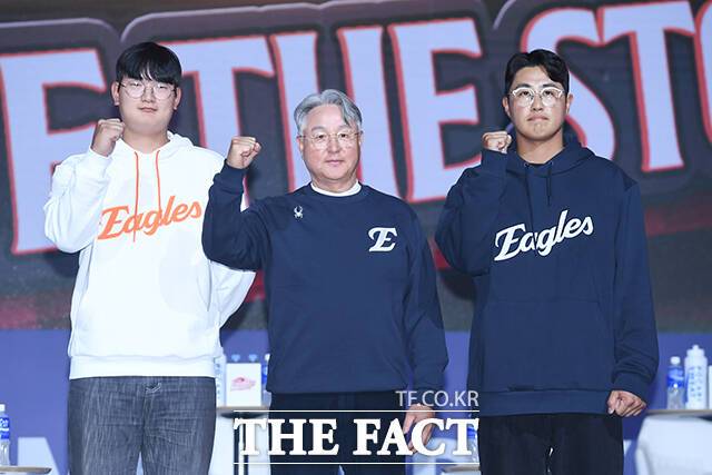 한화 이글스 김서현 선수와 김경문 감독 채은성 선수(왼쪽부터).