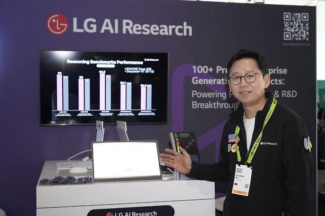 배경훈 LG AI연구원장은 18일(현지시간) 미국 새너제이에서 열린 'GTC 2025' LG AI연구원 부스에서 국내 첫 추론 AI '엑사원 딥'을 시연했다. LG 제공