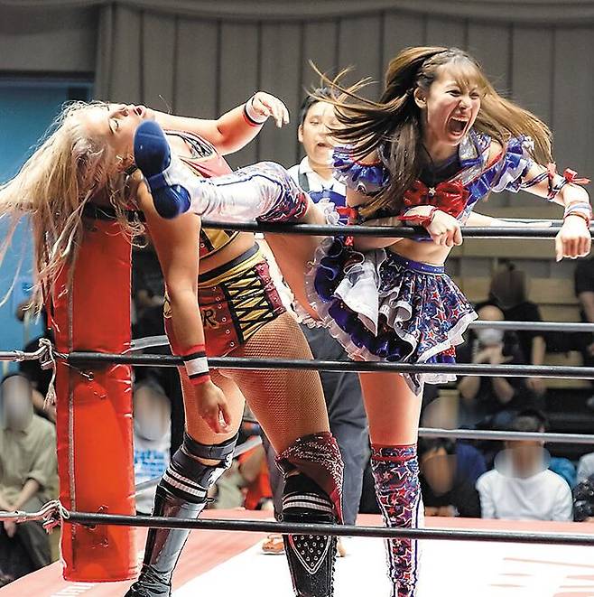 지난해 6월 일본 도쿄에서 열린 프로레슬링 경기에 참가해 발차기를 하는 아라이 유키(오른쪽) 선수. /소셜미디어 스레드