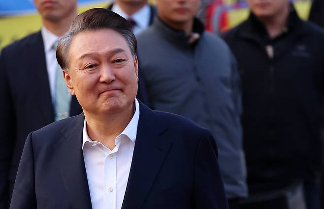 지난 8일 석방된 윤석열 대통령이 8일 경기도 의왕시 서울구치소 앞에서 지지자들에게 인사하며 구치소를 나서고 있다./연합뉴스