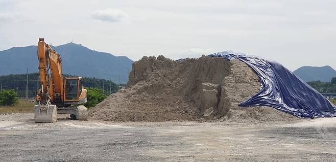경상남도 통영에 굴 껍데기 등 패각이 산처럼 쌓여 있다./패각 재활용 업체