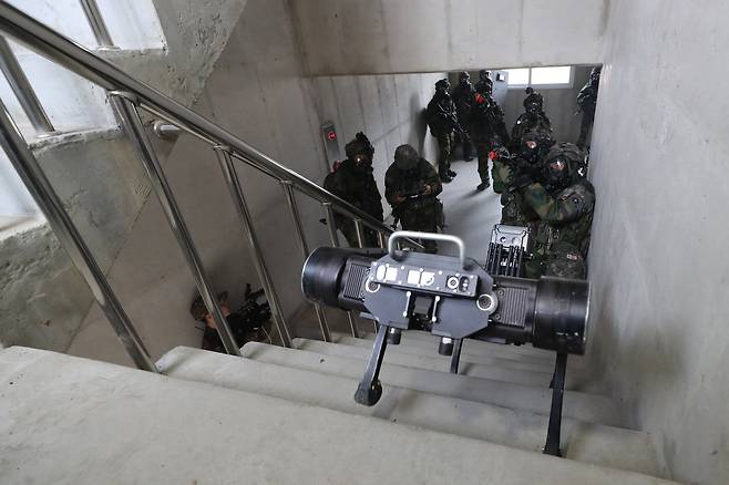 지난 12일 경기 파주시 무건리 훈련장에서 2025 FS/TIGER 일환으로 실시된 유무인 복합전투체계 활용 '한미연합 WMD(대량살상무기) 제거훈련'에서 다족형무인로봇이 시설을 정찰하고 있다. /사진공동취재단, 연합뉴스