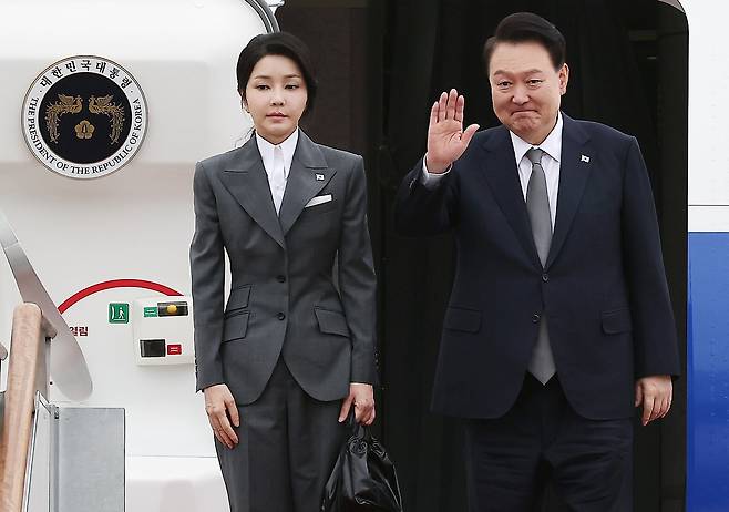 윤석열 대통령과 김건희 여사가 지난해 10월 6일 오전 경기 성남 서울공항에서 공군 1호기에 올라 인사하고 있다. /뉴스1