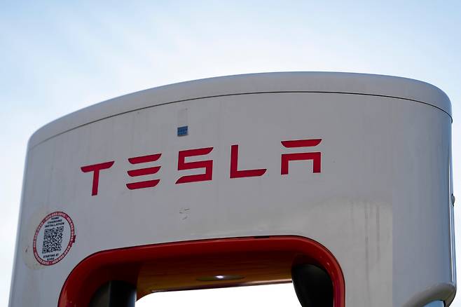 테슬라 슈퍼차저에 새겨진 로고 / AP=연합뉴스