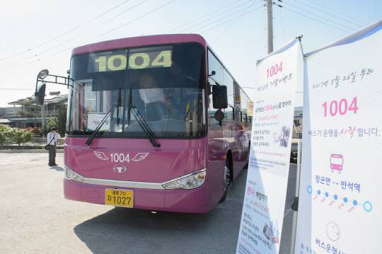 세종시 '이응패스'가 시민들의 교통비 절감과 대중교통 활성화에 큰 도움을 준 것으로 나타났다. 사진은 1004번 버스 모습. 세종시 제공