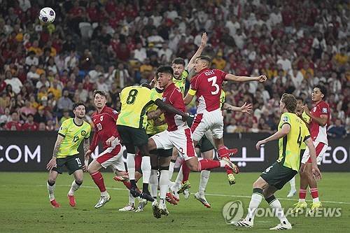 20일 호주 시드니 풋볼 스타디움에서 열린 호주와 인도네시아의 북중미 월드컵 3차 예선 7차전 경기에서 선수들이 볼을 다투고 있다. [AP=연합뉴스]