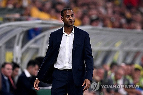호주전 지휘하는 파트릭 클라위버르트 인도네시아 축구대표팀 감독. [EPA=연합뉴스]