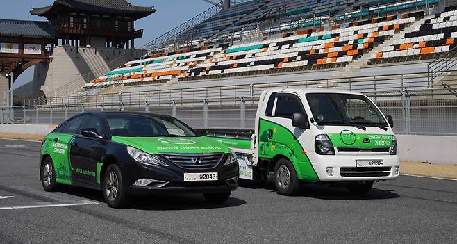 한국자동차연구원은 최근 영암 국제자동차경주장에서 개조전기차 2대를 대상으로 고속주행 시험을 실시했다.