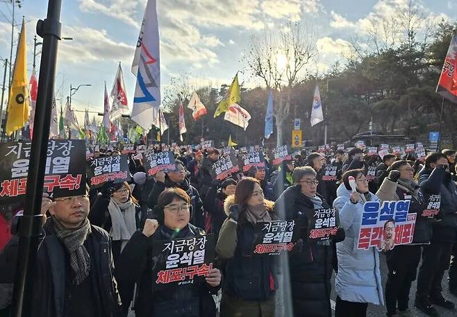 전국민주노동조합총연맹(민주노총)이 3일 서울지하철 6호선 한강진역 3번 출구에서 확대간부 결의대회를 열고 ‘윤석열 체포 1박2일 집중 철야투쟁’을 진행한다고 밝혔다. 김가윤 기자 gayoon@hani.co.kr