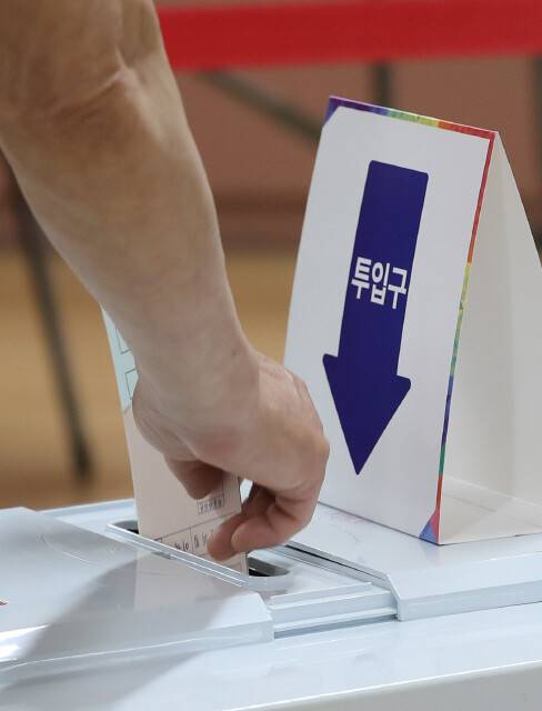 2022년 6월1일 실시된 제8회 전국동시지방선거 당시 한 유권자가 투표를 마친 뒤 투표함에 투표용지를 넣고 있다. 신소영 기자 viator@hani.co.kr