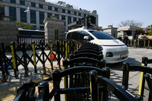 19일 서울 종로구 헌법재판소 정문의 경찰 경계가 강화되고 있다. 남동균 인턴기자
