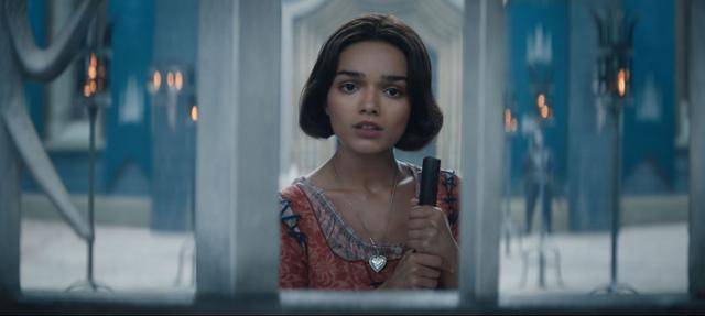 영화 '백설공주' 속 백설공주는 이전 백설공주들과 다르다. 강인한 인물로 스스로 어려움을 해결하기 위해 노력하고 민중의 지도자로 우뚝 선다. 월트디즈니 컴퍼니 코리아 제공