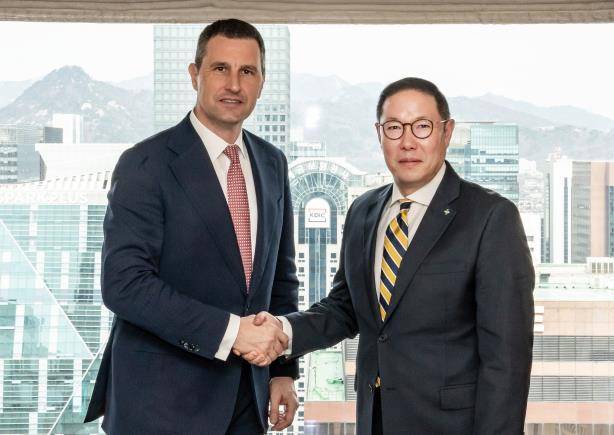 조현상(오른쪽) HS효성 부회장이 17일 서울 중구 롯데호텔에서 바르나 탄초스 루마니아 부총리 겸 재무부 장관과 투자환경 개선 협의를 한 뒤 기념촬영하고 있다. 연합뉴스