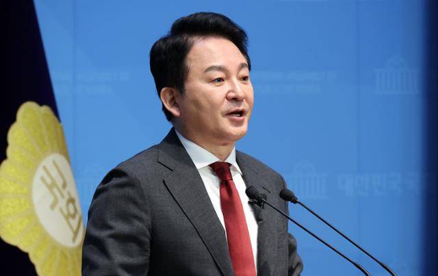 원희룡 전 국토교통부 장관이 지난달 12일 서울 여의도 국회 소통관에서 윤석열 대통령 탄핵 심판과 관련해 헌법재판소의 불공정성과 편향성 문제를 주장하는 기자회견을 하고 있다. 뉴시스
