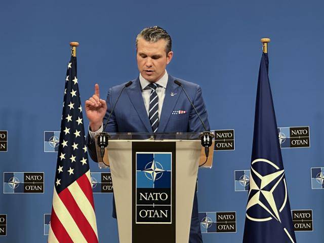 피트 헤그세스 미국 국방장관이 13일 벨기에 브뤼셀 북대서양조약기구(NATO·나토) 본부에서 기자회견을 하고 있다. 브뤼셀=연합뉴스