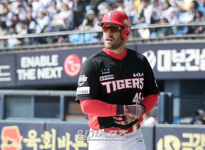 13일 오후 잠실야구장에서 열린 2025 프로야구 KIA 와 두산의 시범경기. KIA 위즈덤이 3회 아웃된 뒤 더그아웃으로 들어가고 있다. 잠실=정시종 기자 /2025.03.13.