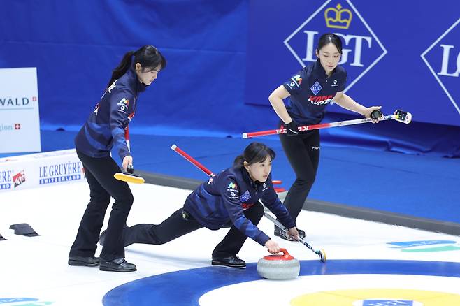<yonhap photo-3622="">투구하는 김은지, 왼쪽은 설예은, 오른쪽은 김수지. 연합뉴스</yonhap>