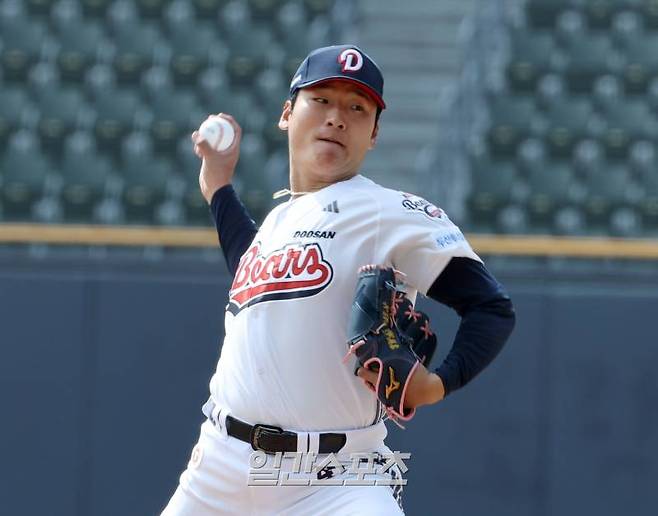 13일 오후 잠실야구장에서 열린 2025 프로야구 KIA 와 두산의 시범경기. 두산 선발 곽빈이 힘차게 공을 던지고 있다 잠실=정시종 기자 capa@edaily.co.kr
