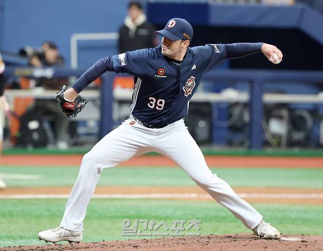 16일 오후 서울 고척스카이돔에서 열린 2025 프로야구 두산과 키움의 시범경기. 두산 투수 잭 로그가 5회 선발 콜 어빈에 이어 등판 역투하고있다. 고척=정시종 기자 capa@edaily.co.kr