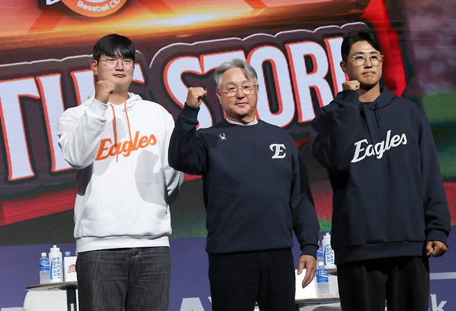 20일 오후 서울 잠실 롯데호텔월드에서 열린 2025 신한 SOL Bank KBO 미디어데이&팬페스트. 한화 김경문감독과 김서현 채은성이 포토타임을 갖고있다. 잠실=정시종 기자 capa@edaily.co.kr /2025.03.20.
