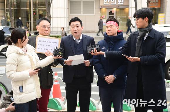 故 김새론의 유족 법률대리인 법무법인 부유의 부지석 변호사(가운데), 김세의 유튜브 가로세로연구소 대표(오른쪽), 권영찬 한국연예인자살예방협회 소장이 지난 17일 서울경찰청에 출석해 허위사실 유포에 따른 명예훼손 혐의로 유튜버 이진호에 대한 고소장을 접수하고 있다. [사진=정소희 기자]