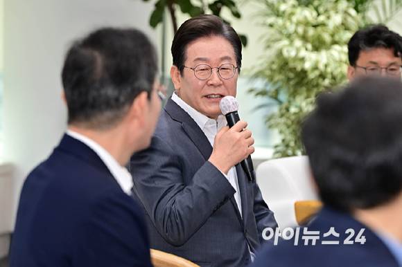 이재명 더불어민주당 대표(오른쪽)와 이재용 삼성전자 회장이 20일 서울 강남구 삼성 청년 소프트웨어 아카데미(SSAFY)에서 열린 청년 취업 지원을 위한 현장 간담회에서 환담을 나누고 있다. [사진=정소희 기자]