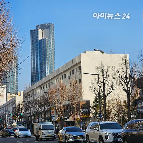 서울 용산구 이촌동의 '한강맨션' 아파트 너머에 '래미안 첼리투스'가 보인다.  2025.03.9 [사진=이효정 기자 ]